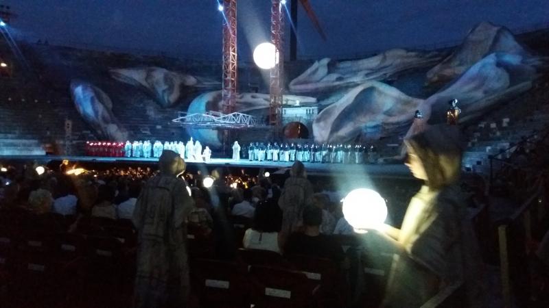 Aida 2017, Verona 7. Lanternele pe Aida